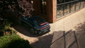 
									Hyundai IONIQ 6 full								
