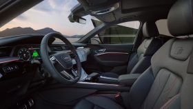 
									Audi Q8 e-tron full								