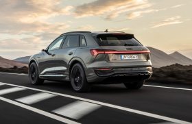 
									Audi Q8 e-tron full								