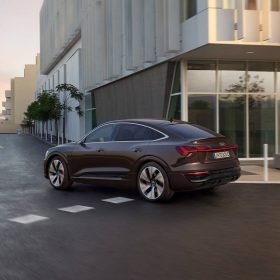 
									Audi Q8 Sportback e-tron full								