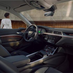 
									Audi Q8 Sportback e-tron full								