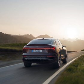 
									Audi Q8 Sportback e-tron full								
