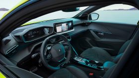 
									Peugeot e-208 full								