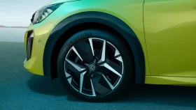 
									Peugeot e-208 full								