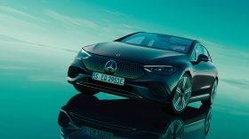 
									Mercedes EQE full								