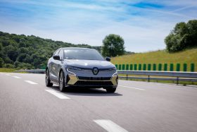 
									Renault Megane E-Tech full								