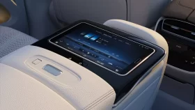
									Mercedes EQS SUV full								