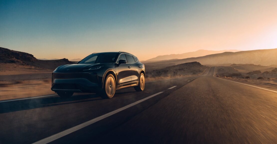 Véhicule électrique à prolongateur d'autonomie REEV roulant sur une route au Maroc