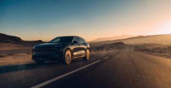 Véhicule électrique à prolongateur d'autonomie REEV roulant sur une route au Maroc