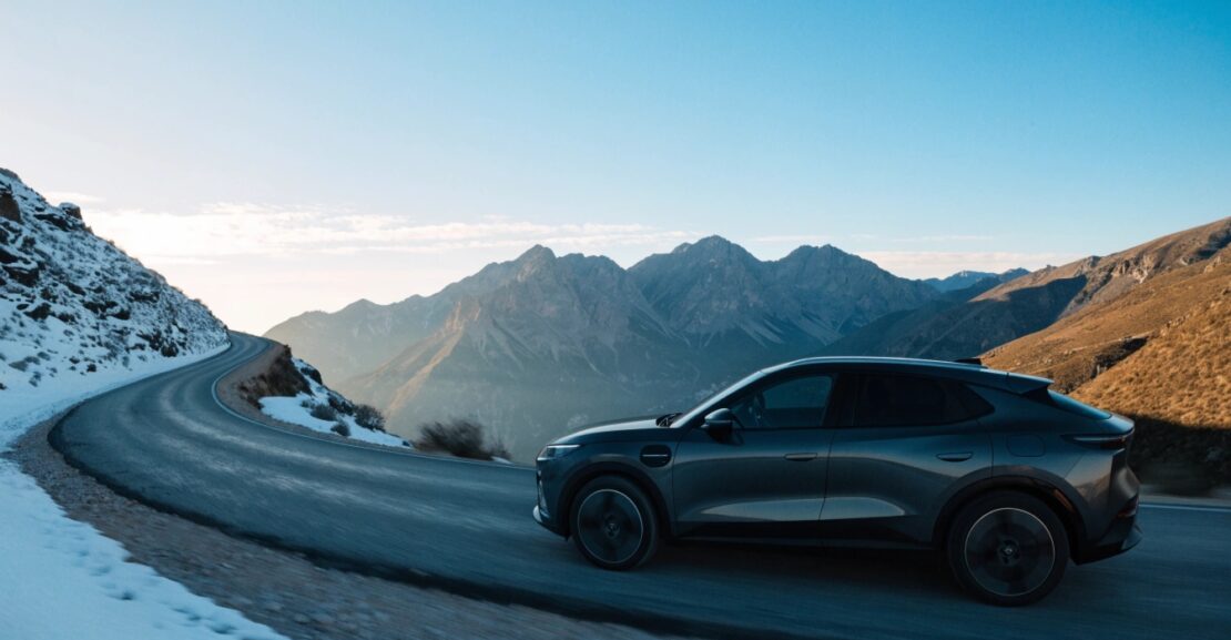 Voiture électrique roulant sur une route de montagne enneigée dans l'Atlas au Maroc