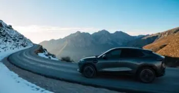 Voiture électrique roulant sur une route de montagne enneigée dans l'Atlas au Maroc